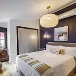 King Bed / Free Parking / Bbq / Fire Pit / Arcade